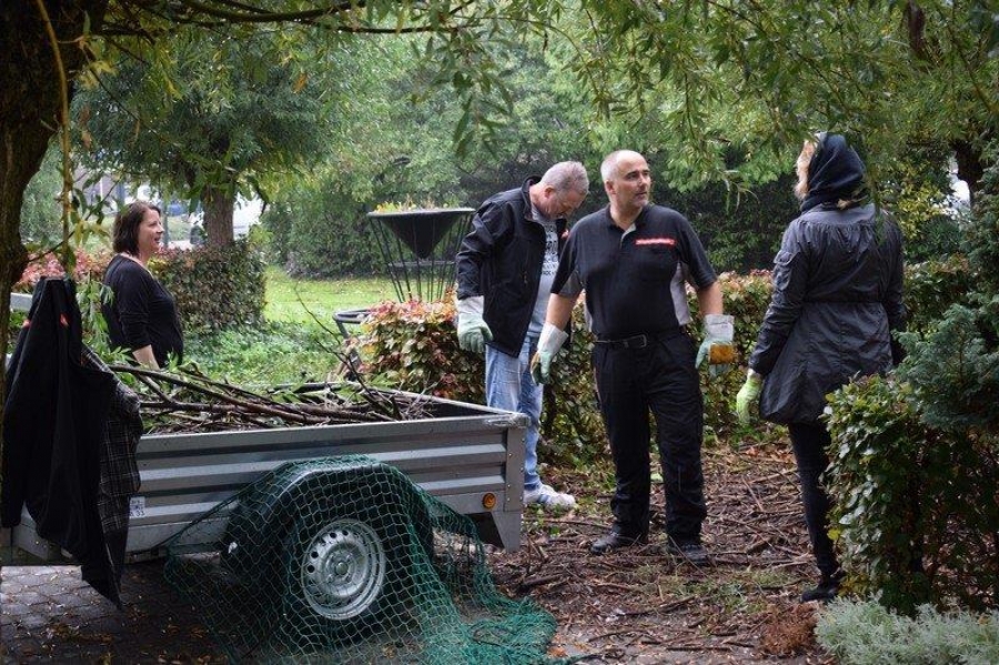 Afdeling van Provinciehuis maakt de tuin weer mooi